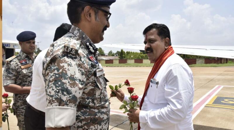 रायपुर : उप मुख्यमंत्री विजय शर्मा और वन मंत्री केदार कश्यप का एयरपोर्ट में किया गया आत्मीय स्वागत