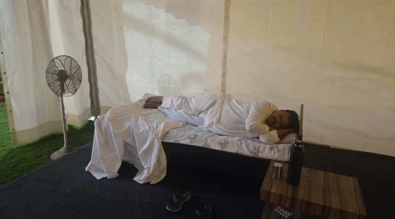 ऊर्जा मंत्री प्रद्युम्न सिंह तोमर ने भोपाल में टेन्ट में किया रात्रि विश्राम