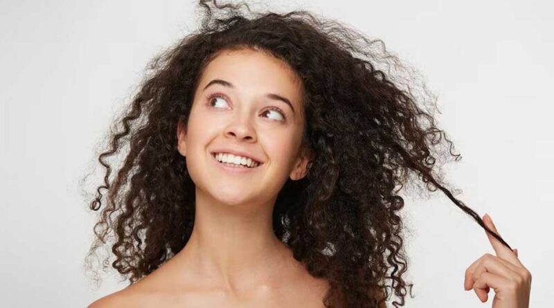 घुंघराले बालों की खूबसूरती बनाए रखें: अपनाएं ये असरदार DIY हेयर मास्क