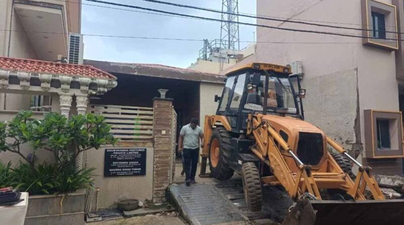 हिस्ट्रीशीटर रोहित तोमर का सूदखोरी अड्डा ढहा: बुलडोजर कार्रवाई में दफ्तर जमींदोज