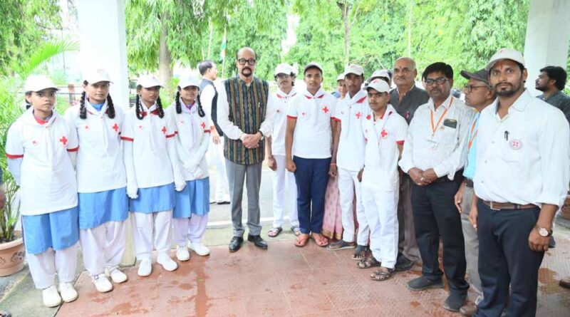 राज्यपाल रमेन डेका से रेड क्रॉस जिला शाखा महासमुंद के प्रतिनिधियों ने की भेंट, गतिविधियों की दी जानकारी