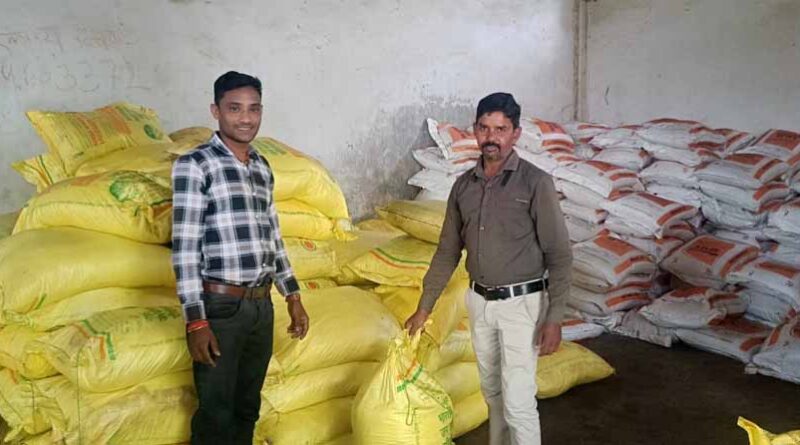 सहकारी समितियों के माध्यम से किसानों को उपलब्ध कराया जा रहा बीज और उर्वरक