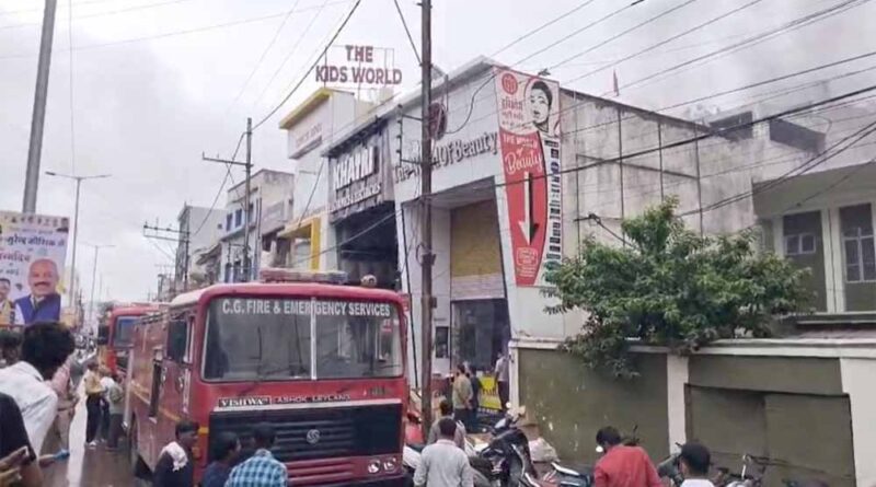 इलेक्ट्रॉनिक दुकान में लगी भीषण आग, लाखों का नुकसान