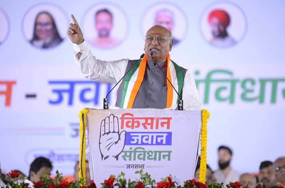 भाजपा सरकार देश में हर किसी को डराने की कोशिश कर रही : खरगे