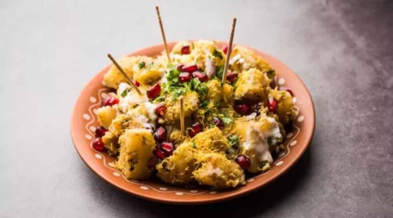 बार‍िश में गए आलू चाट