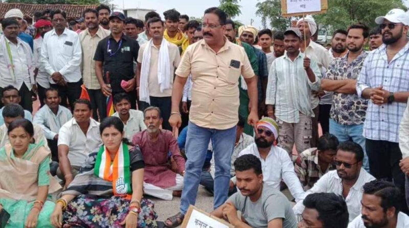डोंगरगढ़-खैरागढ़ सड़क पर कांग्रेस का चक्काजाम: जहां भाजपा ने किया जाम  अब कांग्रेस का धरना