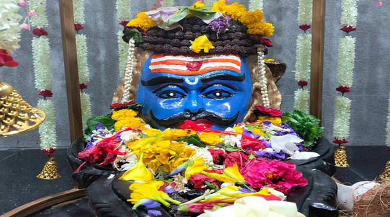 रायपुर के महादेवघाट स्थित हटकेश्वरनाथ मंदिर में सावन के पहले दिन उमड़ी शिवभक्तों की भीड़