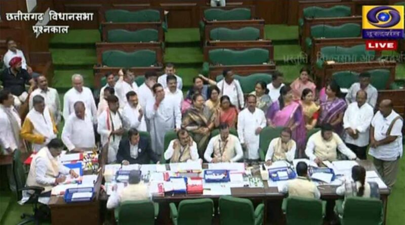 खाद संकट पर फूटा विपक्ष का गुस्सा: मंत्री के जवाब से असंतुष्ट विधायक गर्भगृह में धरने पर बैठे