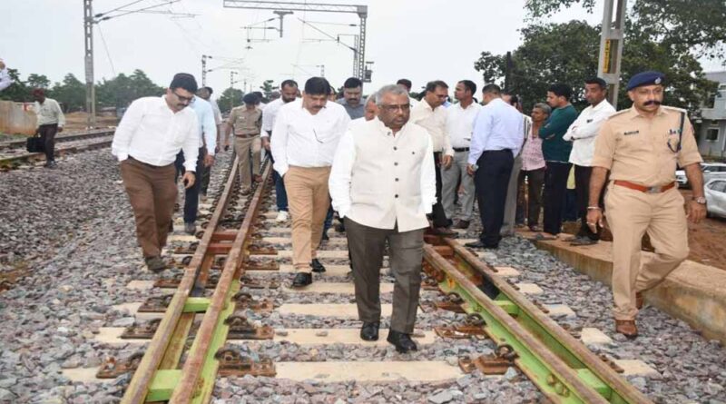 रेल महाप्रबंधक ने अभनपुर स्टेशन और निर्माणाधीन राजिम स्टेशन का किया निरीक्षण