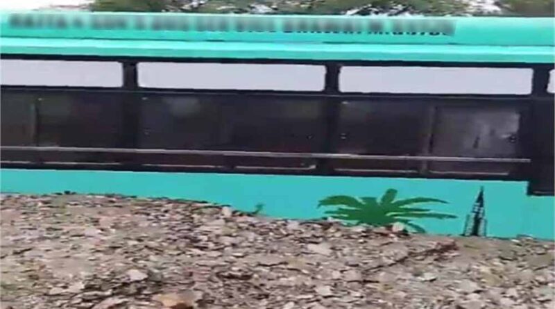 काडियाना नाले में बड़ा हादसा: मलबे में दबी बस, यात्रियों में मचा हड़कंप