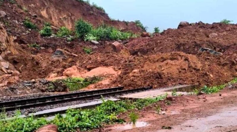 भूस्खलन से किरंदुल-विशाखापत्तनम रेल लाइन ठप, तीन दिन से जगदलपुर में खड़ी ट्रेनें-मालगाड़ियां