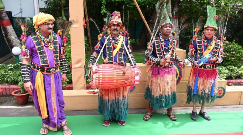 मुख्यमंत्री निवास में हरेली उत्सव: पारंपरिक लोक यंत्रों के साथ सुंदर नाचा का हो रहा आयोजन