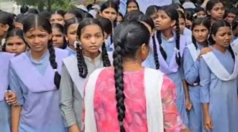 बारिश में भीगते छात्राओं का हाइवे जाम, शिक्षकों के तबादले पर जताया विरोध