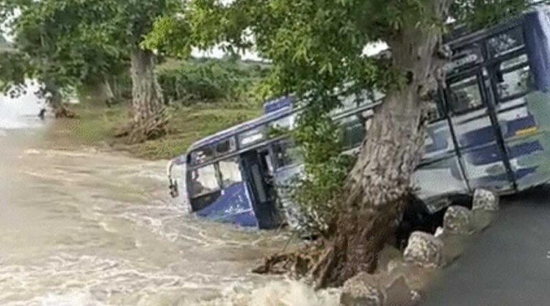 दमोह में उफनते नाले से पार कराने की कोशिश में बस अनियंत्रित होकर पुलिया से नीचे लटकी