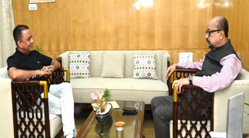 रायपुर : राज्यपाल डेका से हरिभूमि के प्रधान संपादक ने सौजन्य की भेंट