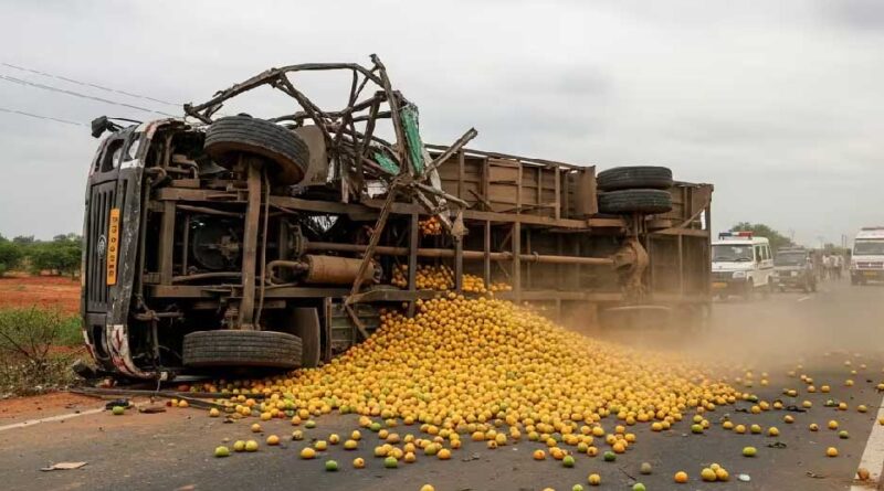 आंध्र प्रदेश में भीषण हादसा: आमों से लदा ट्रक पलटा, 9 मजदूरों की मौत, 10 घायल