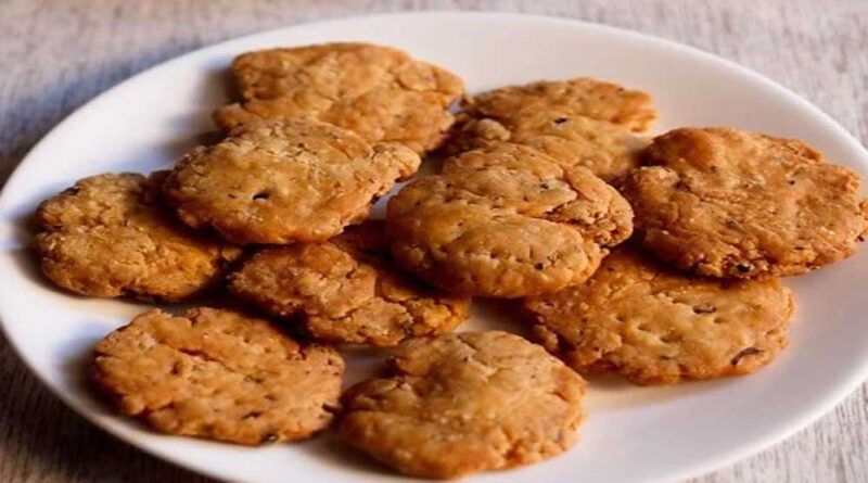 बनाएं क्रिस्पी क्रंची सूजी मठरी, सीख लें बनाने का तरीका