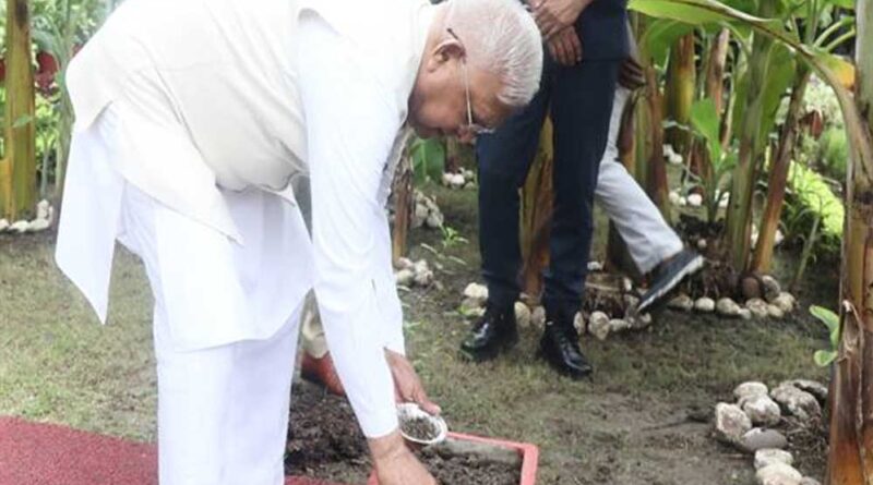 राज्यपाल पटेल ने राजभवन में रोपा तुलसी का पौधा