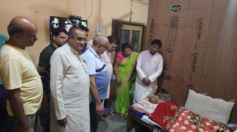 आस्वस्थ लोकतंत्र सैनानी के स्वास्थ की जानकारी लेने पहुचे विधायक पहुचे, स्वास्थ की ली जानकारी,परिजनों से की चर्चा