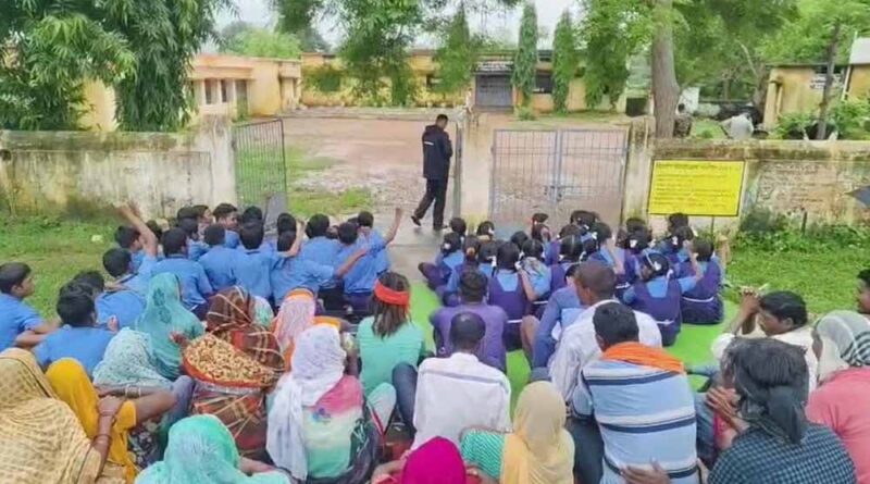 शिक्षक की नियुक्ति की मांग को लेकर छात्रों का विरोध, स्कूल में जड़ा ताला