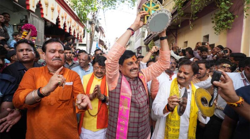 पालकी में भगवान चन्द्रमोलेश्वर व मनमहेश हाथी पर विराजित होकर भक्तों का कुशल-क्षेम लेने उज्जैन नगर भ्रमण पर निकले