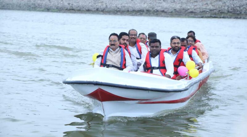 रायपुर : खमढोड़गी जलाशय में बैम्बू राफ्टिंग और नौकायन की हुई शुरुआत, पर्यटन से स्थानीय लोगों को मिलेगा रोजगार