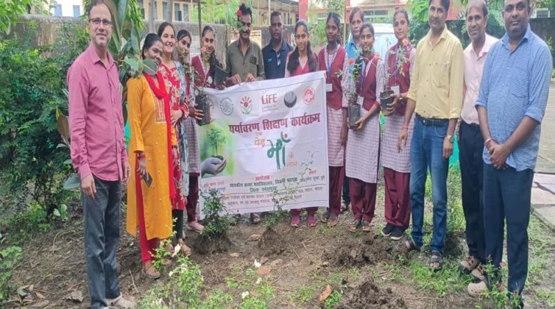 शासकीय कन्या  महाविद्यालय सिवनी मालवा में  एक पेड़ मां के नाम योजना के अंतर्गत पौधे वितरित किये