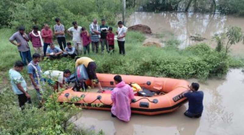 डबरा के नंदू का डेरा से 50 लोगों को रेस्क्यू कर सुरक्षित स्थलों पर पहुँचाया