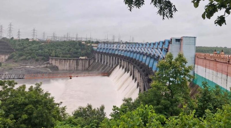 इंदिरा सागर और ओंकारेश्वर बांध के खुले गेट, नर्मदा में स्नान और बोटिंग पर प्रतिबंध