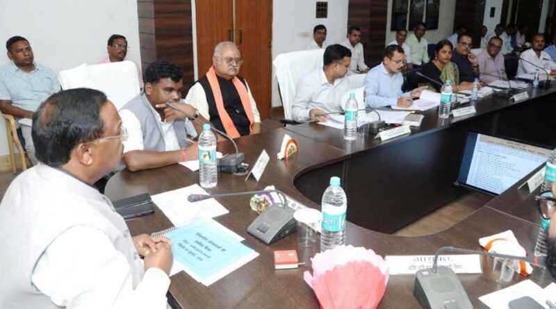 रायपुर : कृषि और आदिवासी विकास को लेकर मंत्री रामविचार नेताम ने कांकेर में तीन जिलों के अधिकारियों की समीक्षा बैठक ली