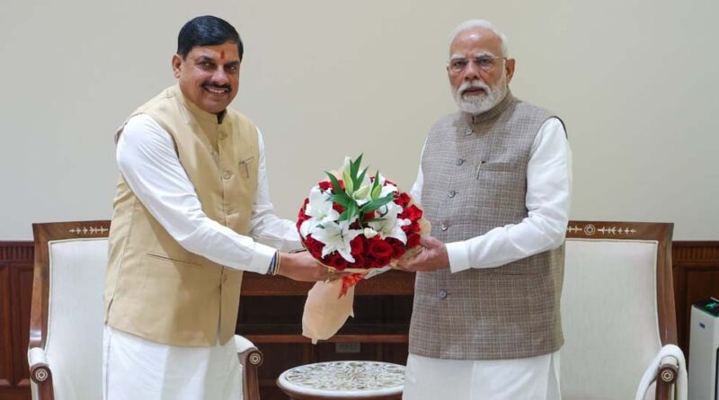 सीएम मोहन ने पीएम मोदी को सौंपा 18 महीने का रिपोर्ट कार्ड