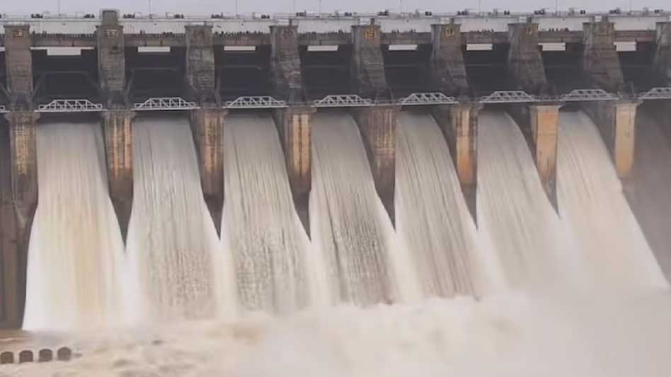 भारी बारिश के चलते जबलपुर समेत 6 जिलों में दो दिन स्कूलों की छुट्‌टी, डिंडौरी में धमनी-कुसेरा सड़क धंसी