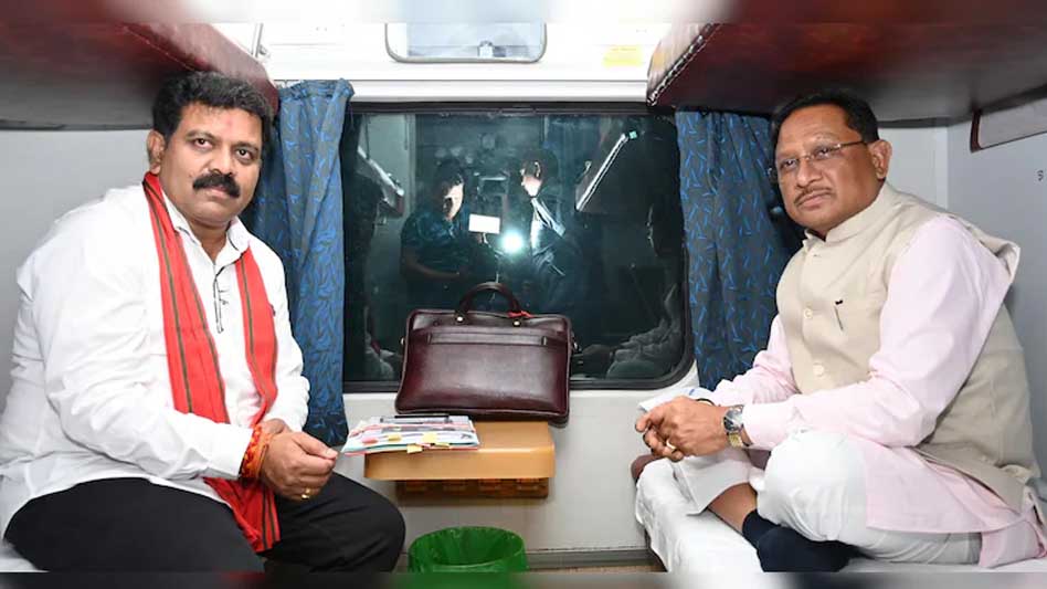 रायपुर : मुख्यमंत्री श्री विष्णु देव साय ट्रेन से सरगुजा के लिए हुए रवाना