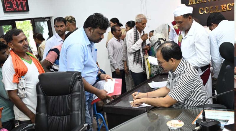 कलेक्टर ने जनदर्शन में सुनी लोगों की समस्याएं