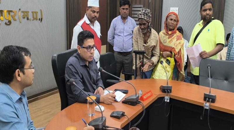 जनसुनवाई में आवेदकों ने कलेक्टर को बताई अपनी समस्याएं