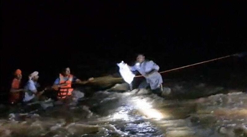 कोरबा में वाटरफॉल में सेल्फी लेने गए 5 युवक-युवतियां फंसे, रस्सी के सहारे रेस्क्यू कर बचाया