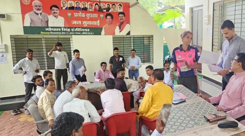 जनसुनवाई :बड़ी संख्या में जनसुनवाई में आये नागरिको की विधायक गोपालसिंह इंजीनियर ने सुनी समस्याएं