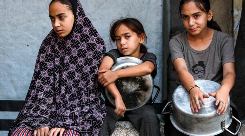 गाजा की भूख की कहानी: खाना बनने से पहले ही लग जाती है लंबी लाइन