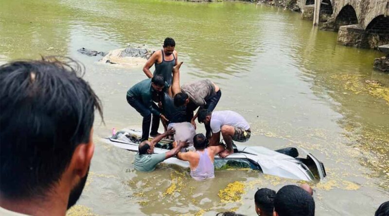 इंदौर-बैतूल हाईवे पर बड़ा हादसा, कार कालीसिंध नदी में गिरी; दो की मौत, दो गंभीर