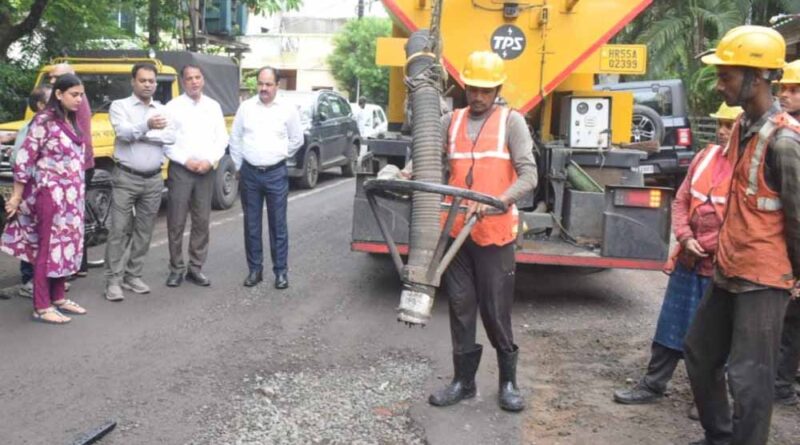 भोपाल में जैट पेचर तकनीक से सड़कों के गड्ढे भरने के कार्य का प्रदर्शन