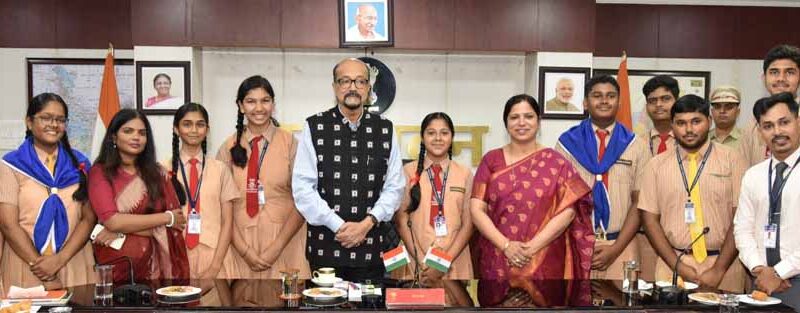 राज्यपाल से मिले हाई स्कूल के विद्यार्थी