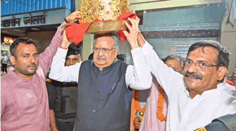 अनूठी थीम वाले पंडाल में विराजे गणपति, 75 लाख का स्वर्ण मुकुट बना आकर्षण