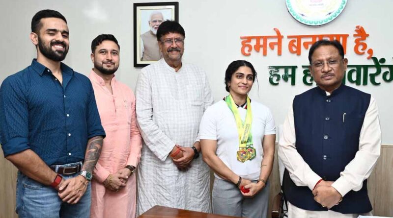 मुख्यमंत्री साय से एशियन अफ्रीकन पैसिफिक पावरलिफ्टिंग चैंपियनशिप की स्वर्ण पदक विजेता नमी राय पारेख ने की मुलाकात
