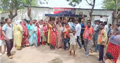 मंदिर में तोड़फोड़ पर बवाल: आक्रोशित भीड़ ने किया थाने का घेराव, आरोपी गिरफ्तार