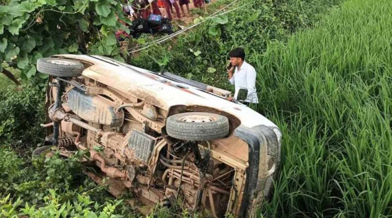 स्कूली वैन में ठूंसे 30 मासूम, खेत में पलटी गाड़ी… कई बच्चे घायल