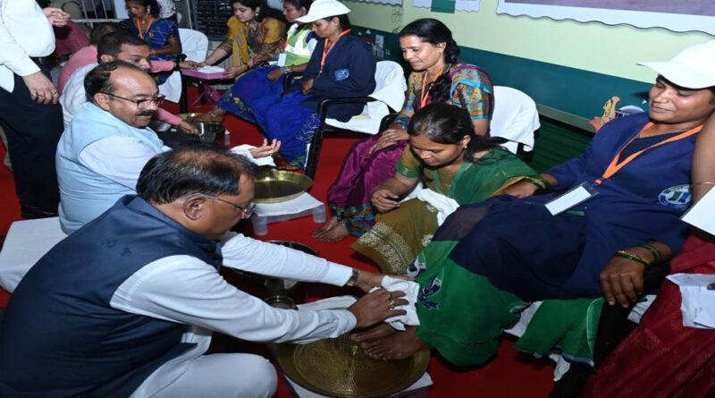 रायपुर : मुख्यमंत्री ने पैर पखारकर दिया सम्मान, भावुक हुईं स्वच्छता दीदियां – ‘जीवन में पहली बार इतना गर्व महसूस हुआ’