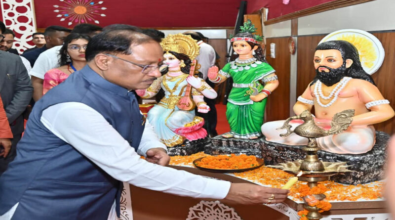 रायपुर : मुख्यमंत्री विष्णुदेव साय शहीद विनोद सिंह कौशिक मेधावी छात्र अभिनंदन समारोह में शामिल, मेधावी छात्रों का बढ़ाया उत्साह