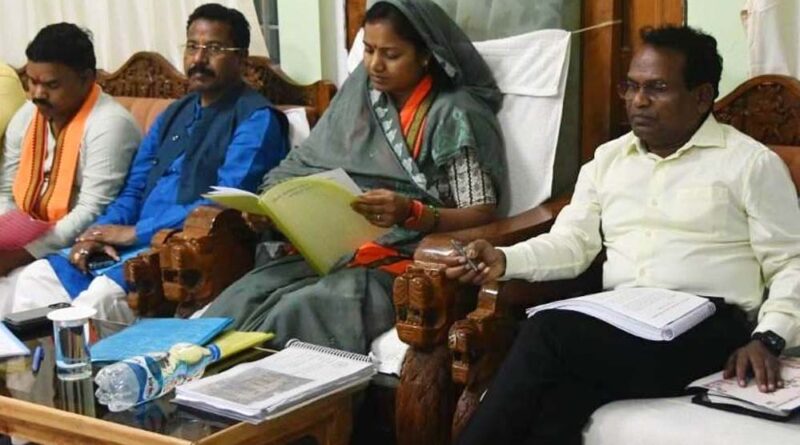 आंगनबाड़ियों की व्यवस्था और कुपोषण उन्मूलन पर ध्यान दें अधिकारी: मंत्री श्रीमती राजवाड़े