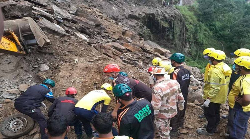 तीसरे दिन भी बंद रहा रुद्रप्रयाग-गौरीकुंड हाईवे, मलबा हटाने में जुटी टीमें