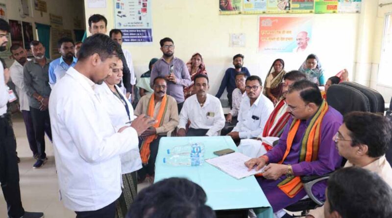 स्वास्थ्य मंत्री श्याम बिहारी जायसवाल ने प्राथमिक स्वास्थ्य केन्द्र जेवरा का किया आकस्मिक निरीक्षण